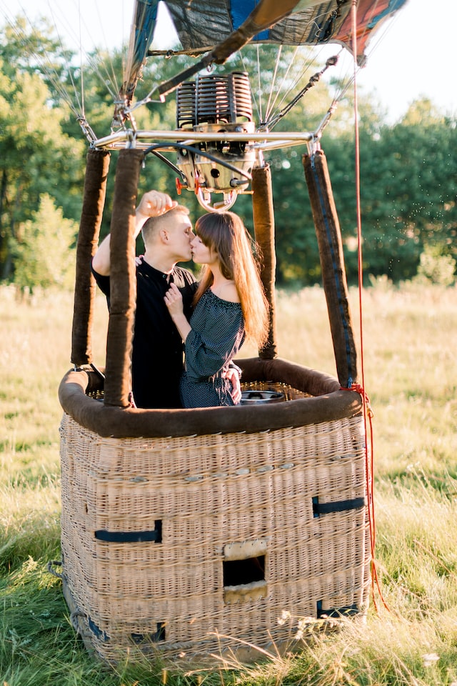 persons kissing in hot air baloon