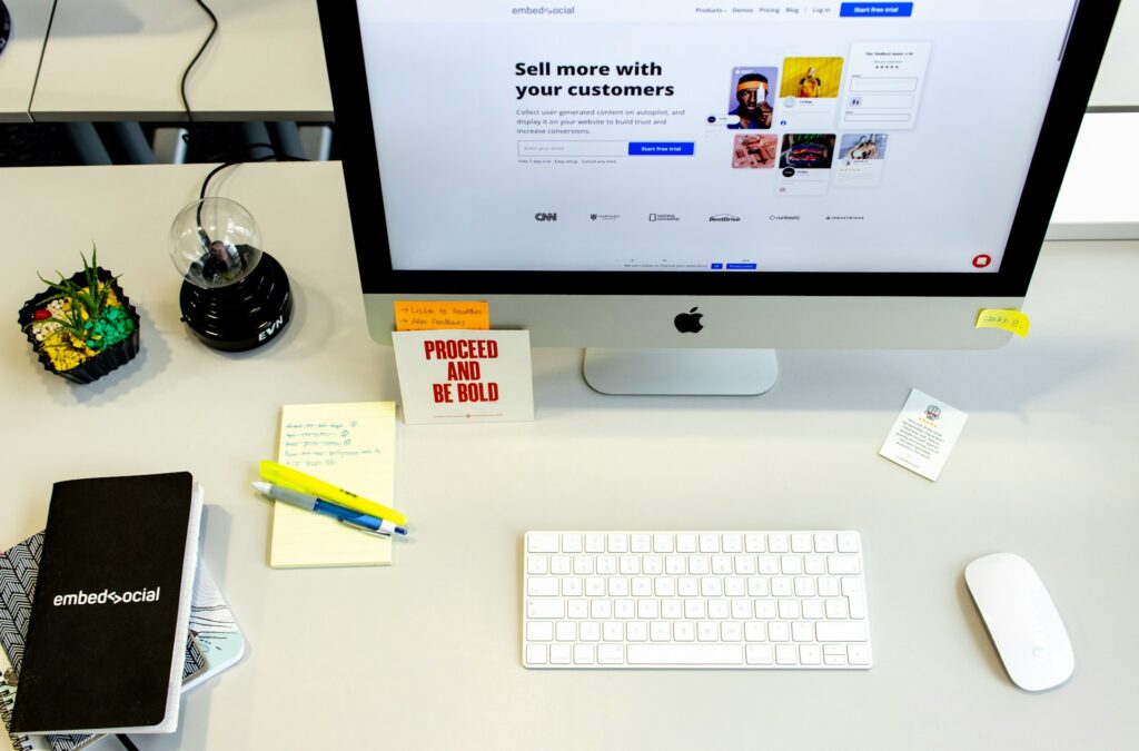 silver-imac-with-apple-keyboard-and-magic-mouse