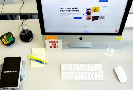 silver-imac-with-apple-keyboard-and-magic-mouse